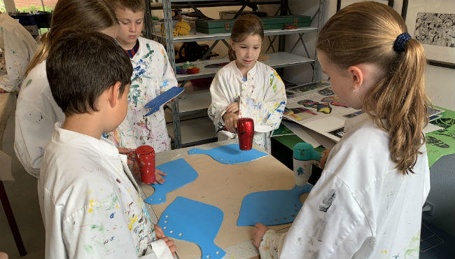 Skolebørn fra 2. B på Tarm Skole er på besøg på Mejeriet i Tarm.